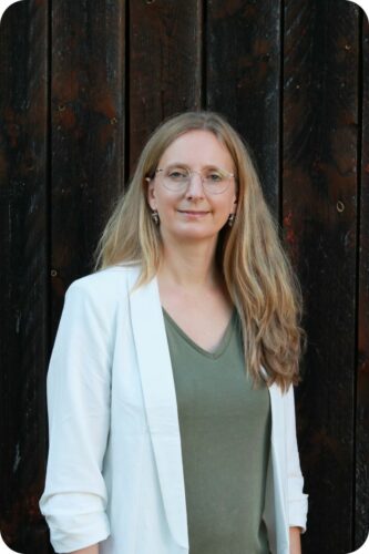 Sarah an Holzwand